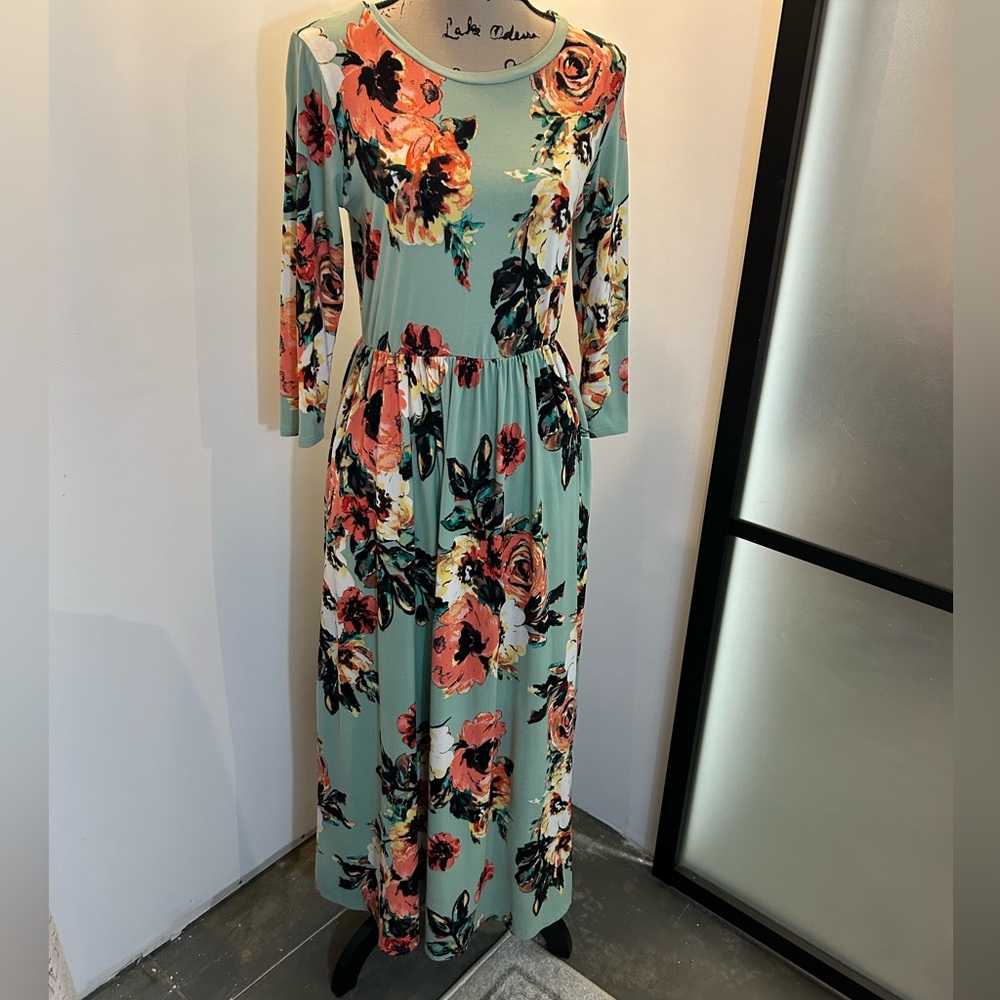 Reb & j green floral dress (no size tag) guessing small. Measurements included.